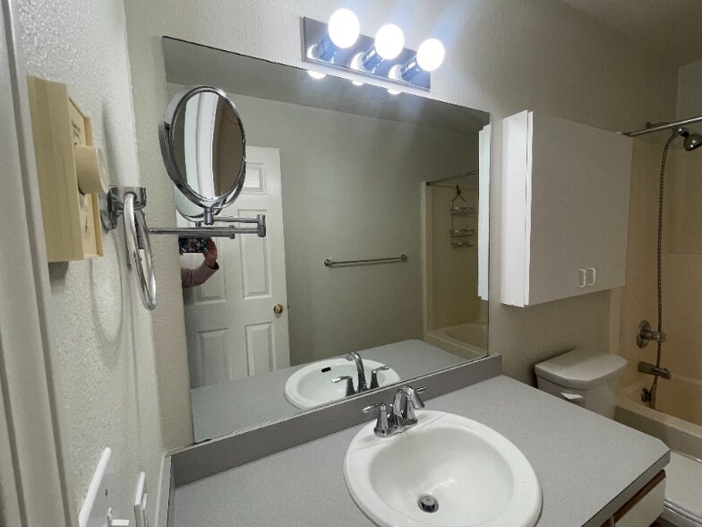 Building Photo - 1702 1st St E