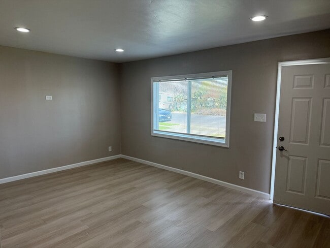 Building Photo - Charming Home in Woodland