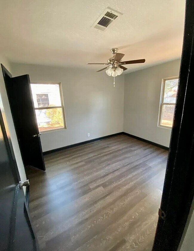 Building Photo - A Great Rental Waiting For You To Make It Home!