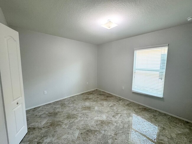 Building Photo - 4 Bedroom 2 Bath - Gated Community - Move ...
