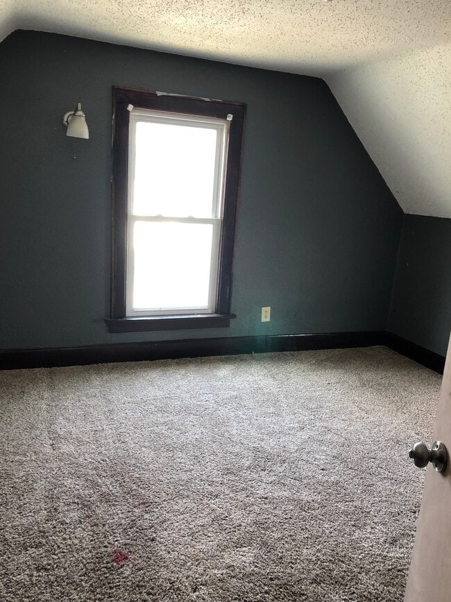 Building Photo - 3 bedroom/2 bath home