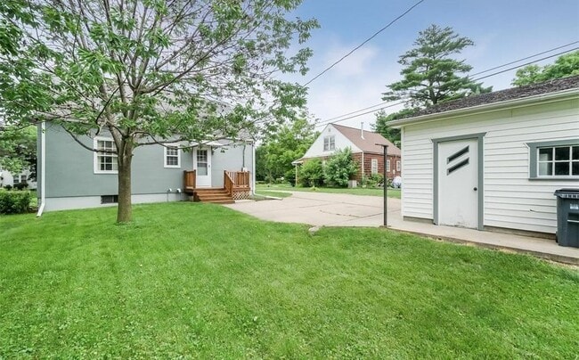 Building Photo - 3 Bedroom/1.5 Bathroom House - Available August 1st, 2025!