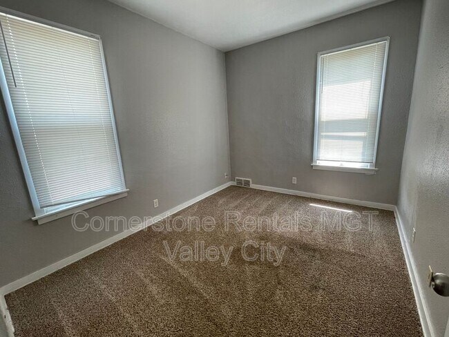 Building Photo - 458 3rd St NE