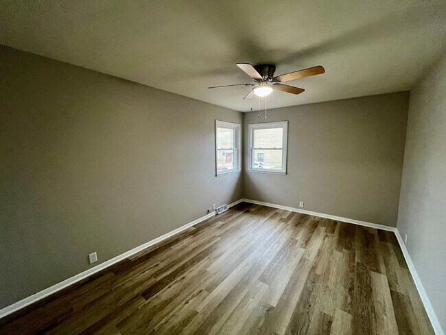 Building Photo - 311 6th St S