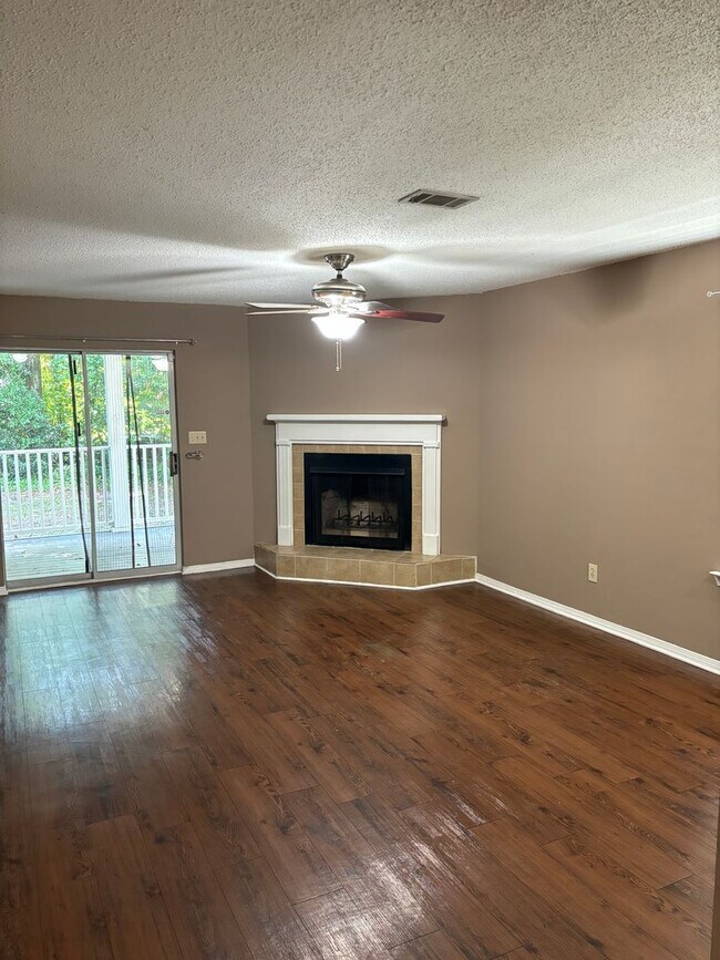 Building Photo - Downstairs condo at Lake Chateau!
