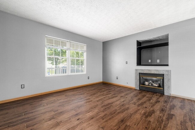 Building Photo - Spacious South Side Home with Garage!