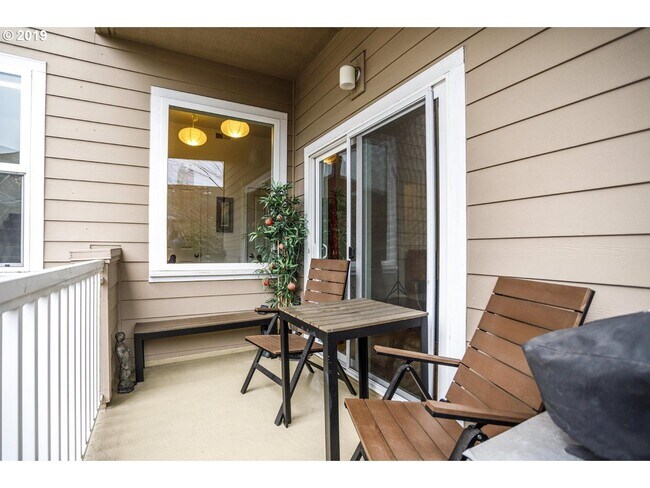 Building Photo - NorthWest/Nob Hill Condo 3Bd/2Ba ~ Washer/Dryer In Unit, Assigned Covered Parking,  Close to Shop...