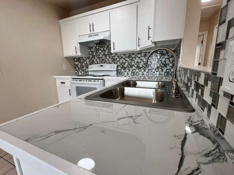 Building Photo - Alex Apartments