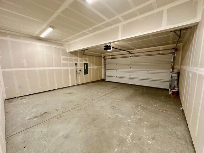 Building Photo - 4 Bedroom Home with Attached 2 Car Garage!