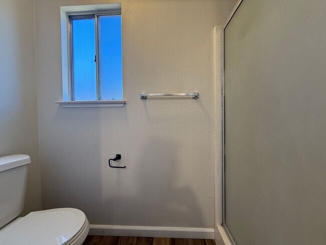 Building Photo - Must see! 2-bedroom, 2-bathroom single-sto...