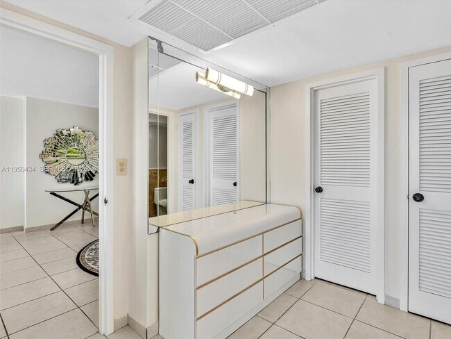 Building Photo - 3140 S Ocean Dr