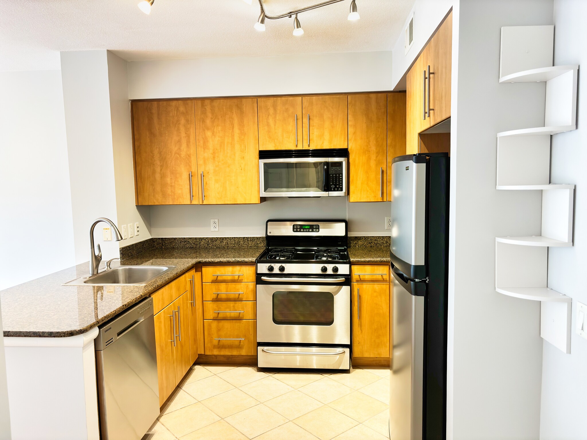 Building Photo - 1021 N Garfield St