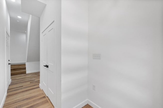 Building Photo - Spacious Townhouse in Dallas