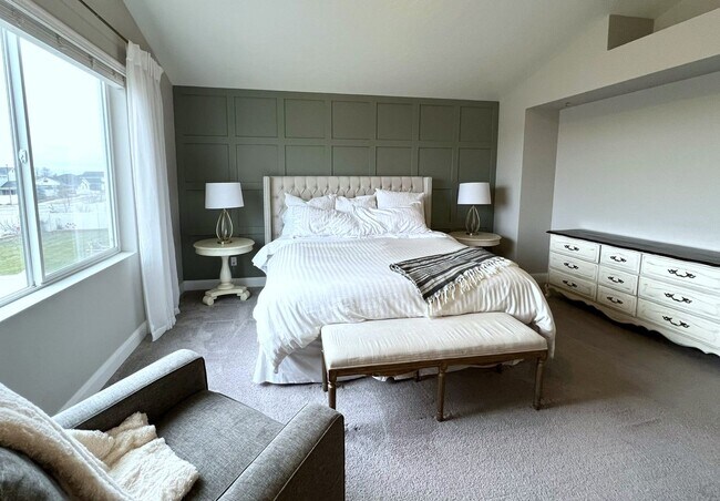 Building Photo - Welcome to this charming 3 bed 2.5 bath ho...