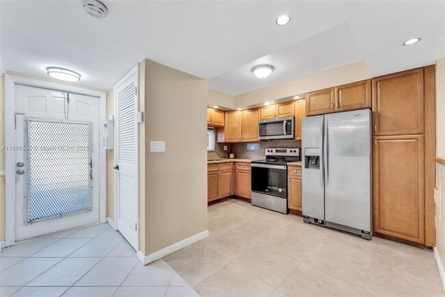 Building Photo - 9811 N Hollybrook Lake Dr