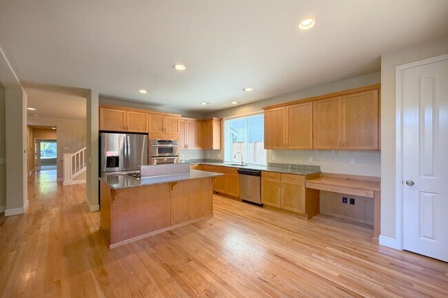 Building Photo - 5Bd/2.75Ba Sammamish Home