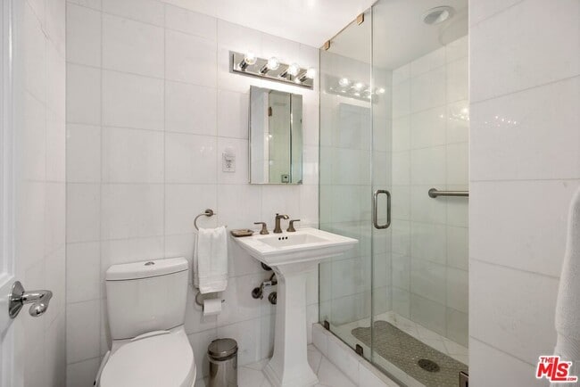 Building Photo - 875 Comstock Ave