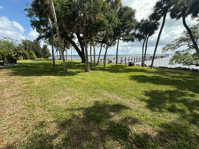 Building Photo - DIRECT RIVER CONDO