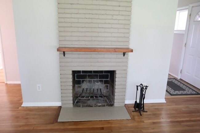 Building Photo - Very Cute 3 bedroom just 7 Minutes to Twin...