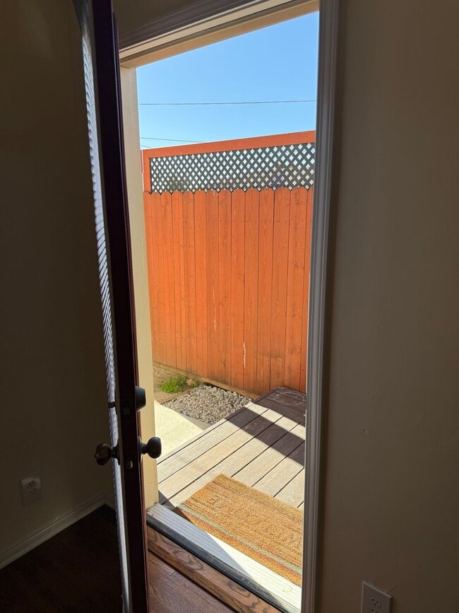 Building Photo - West Ventura 1+1 bedroom unit with a 2 car...