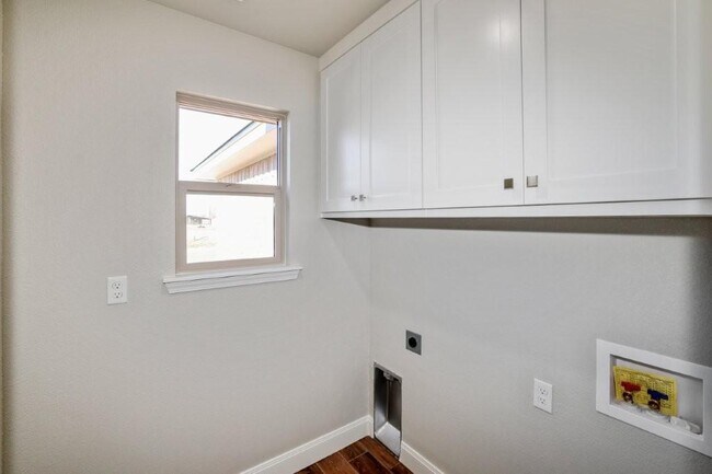 Building Photo - 7617 Woodford Ave