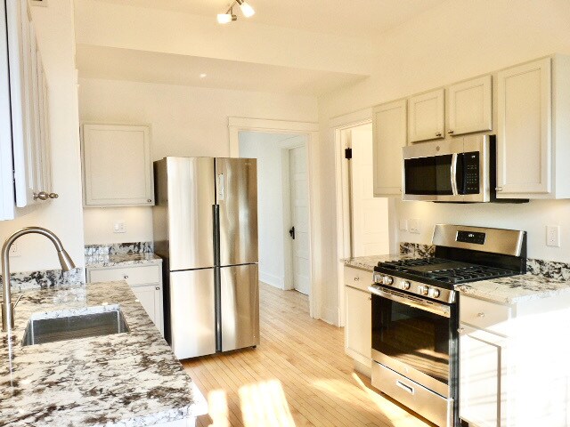 Primary Photo - 2541 W Belden Ave