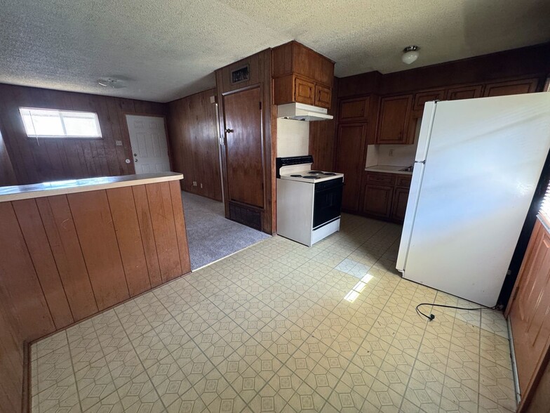 Building Photo - 806 Safady Ave
