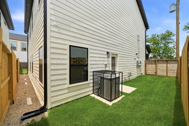 Building Photo - 2107 Esther Dr
