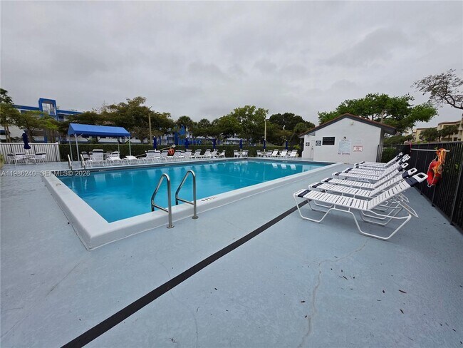 Building Photo - 4725 Lucerne Lakes Blvd E