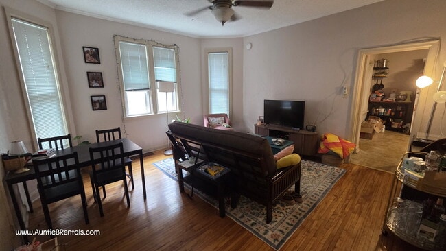 Building Photo - 2 bedroom - Duplex for RENT  Move in Nov 1st