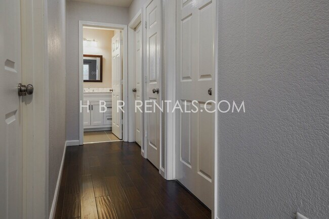 Building Photo - Bright Craftsman-Style 4 Bedroom Home in Q...