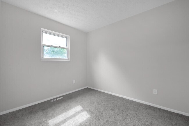 Building Photo - 3302 Sundale Rd