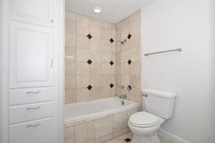 Building Photo - 2915 Normah St