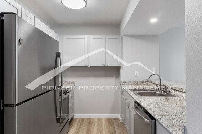 Building Photo - Renovated 3-Level 2BR Townhouse w/ Garage ...