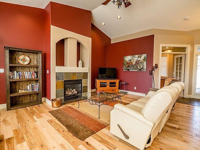 Building Photo - Must see one level home in NW Bend