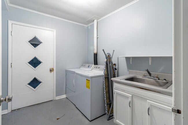 Building Photo - 630 Colonial Dr