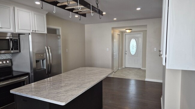 Building Photo - Charming Downtown Sunbury Home!