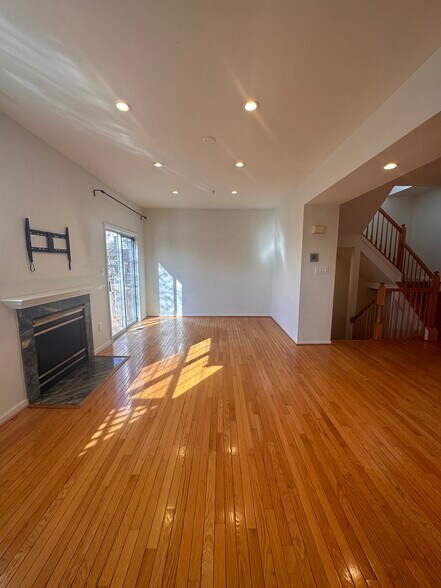 Building Photo - 5830 Shady Oak Ln