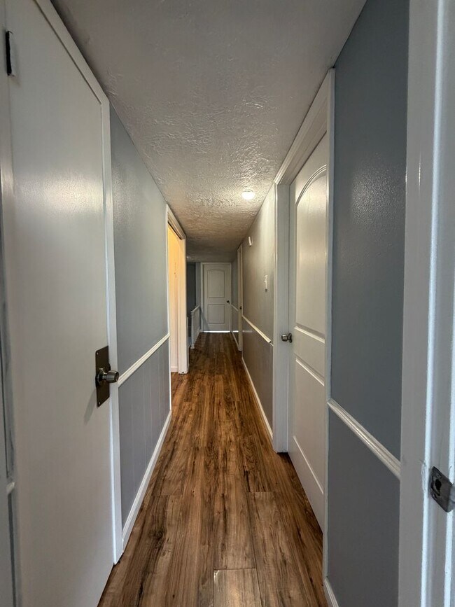 Building Photo - Spacious, 2 story townhouse