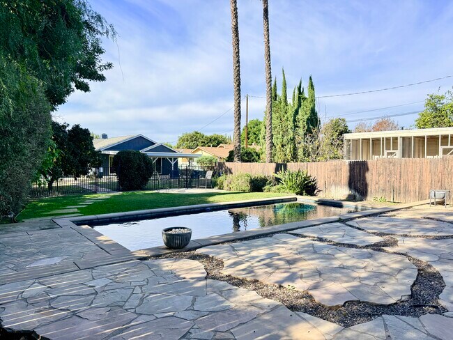 Building Photo - 4832 Maureen Ln