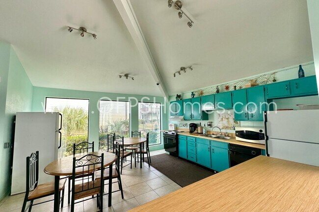 Building Photo - 308 Miracle Strip Pkwy SW