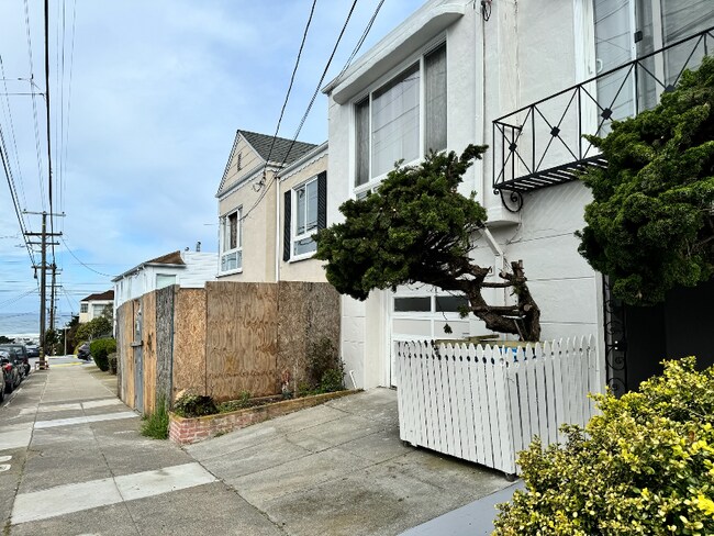 Building Photo - 2626 Moraga St