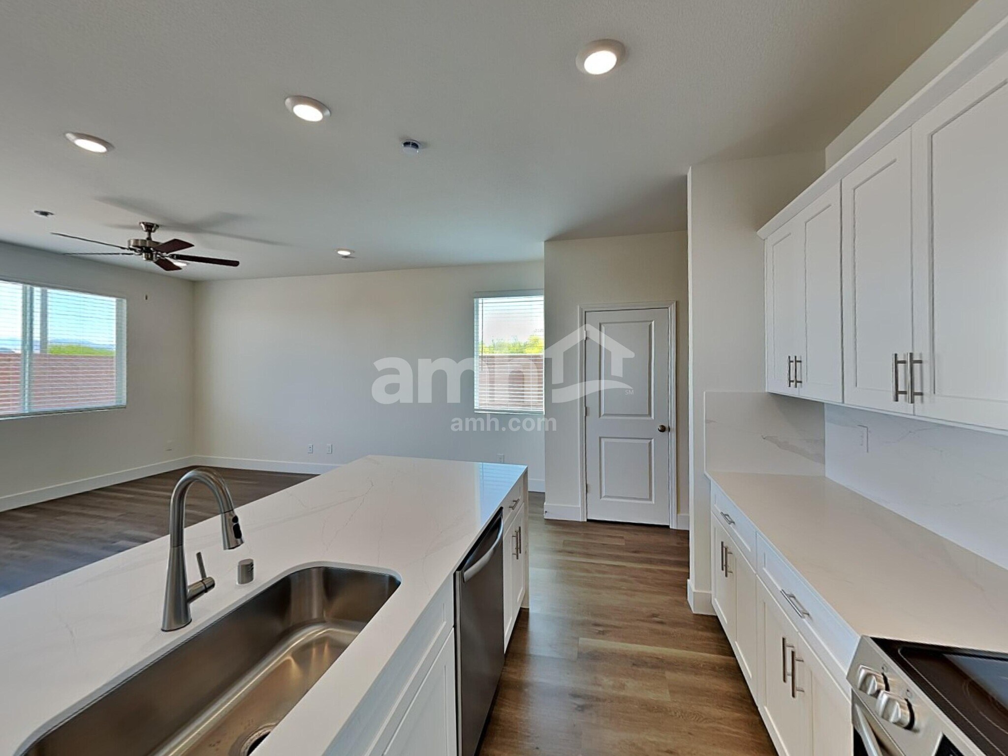 Building Photo - 5863 Vaes Dothrak St
