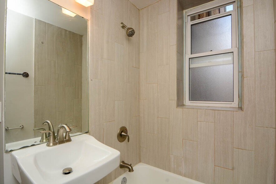 Building Photo - 511 W Belmont Ave