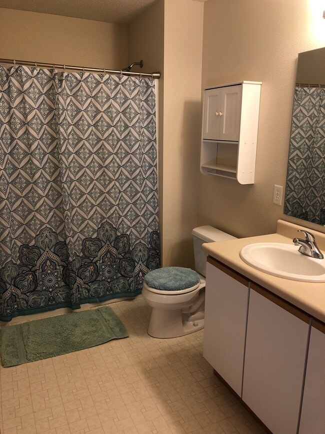 Building Photo - Nice 2br Condo in Coralville close to shop...