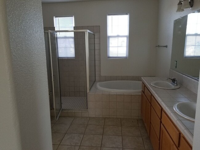 Building Photo - Stunning Home in Pacific Crest!  This 5 Bedroom 2.5 Bathroom with 2 Living Rooms