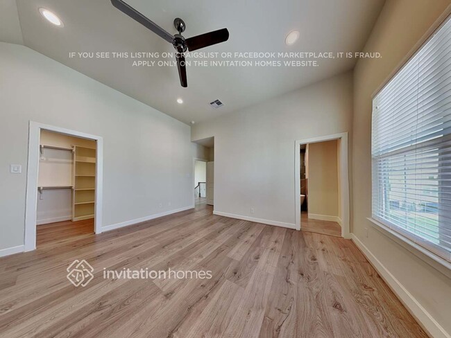 Building Photo - 711 Carriage Knls Dr