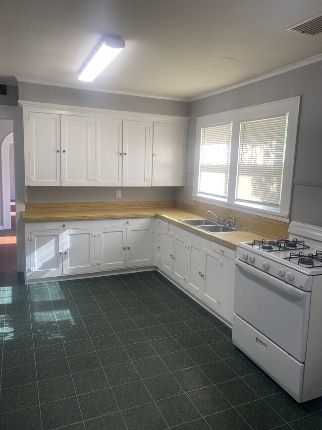 Building Photo - 922 W Cedar St