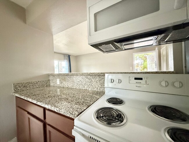 Building Photo - Cozy 2-Bed Upstairs Rental – Well-Maintained & Move-In Ready!