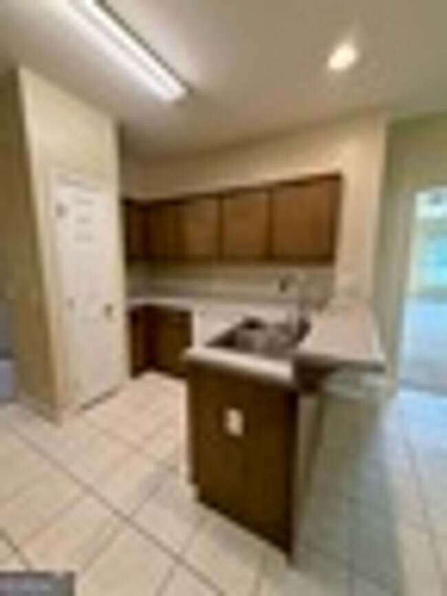 Building Photo - 200 Royal Palms Ave